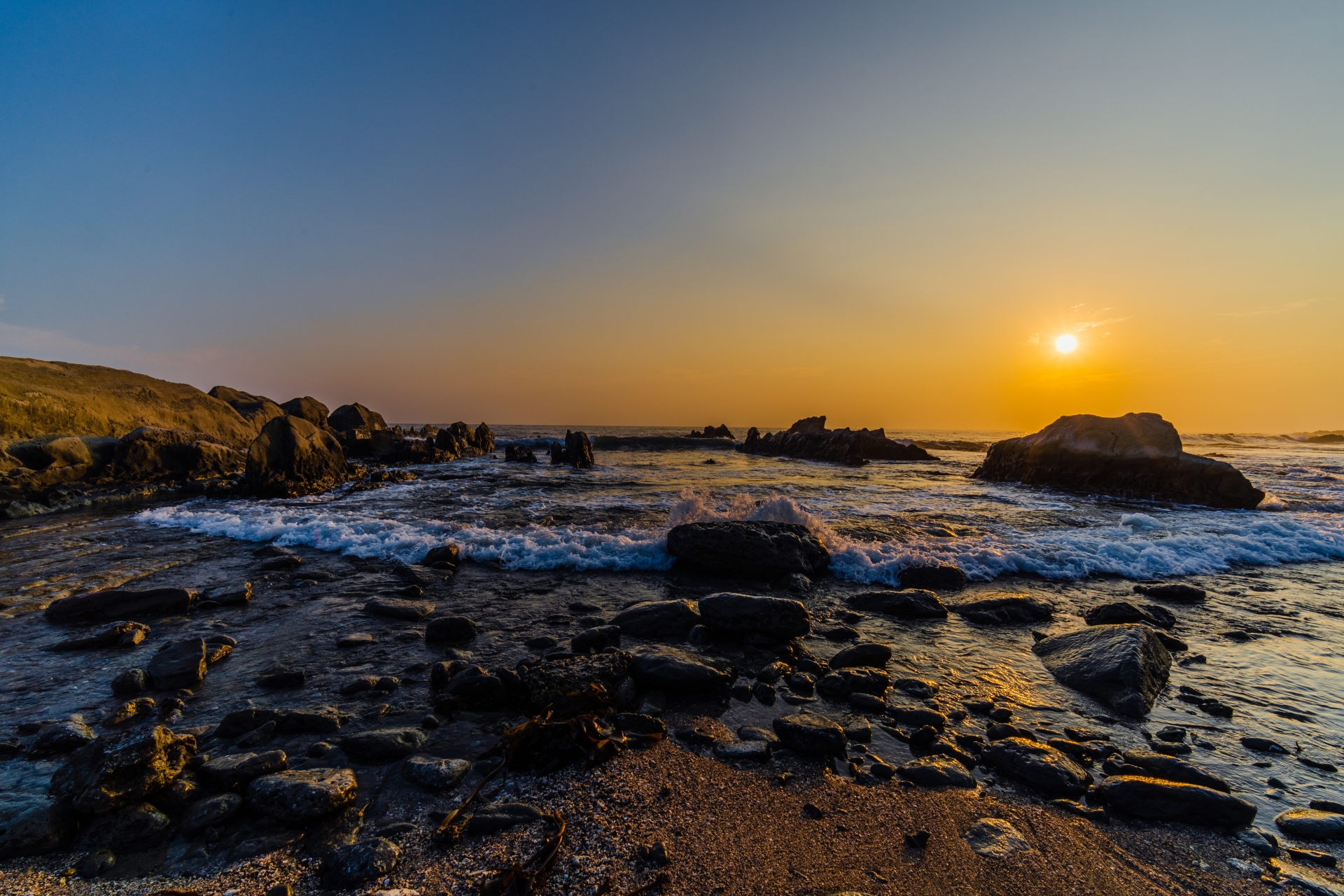 千葉県南房総市白浜の海岸に沈む夕日